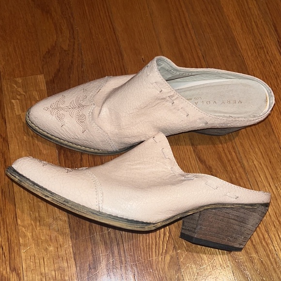 Very Volatile cream color leather mules with low heel size 8 - Picture 2 of 12